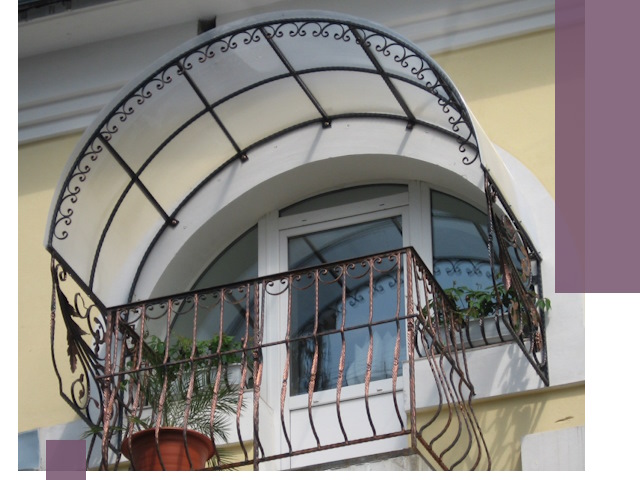 Козырьки над балконом в Нефтеюганске — изготовление и монтаж